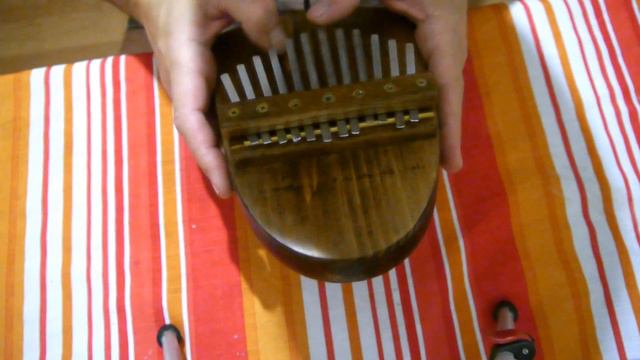 Полурезонаторная и резонаторная калимбы.
