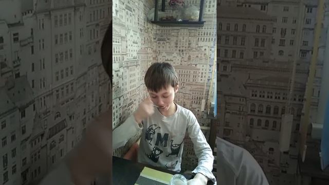 я поспорил с братом если он съ ест суп то съем ложку хрена