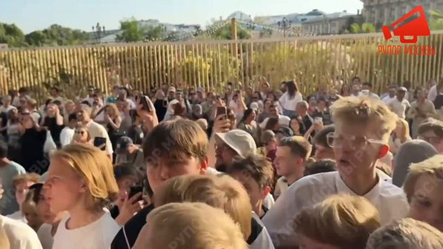 Толпы людей ожидают выхода рэпера Канье Уэста возле отеля Four Seasons в Москве