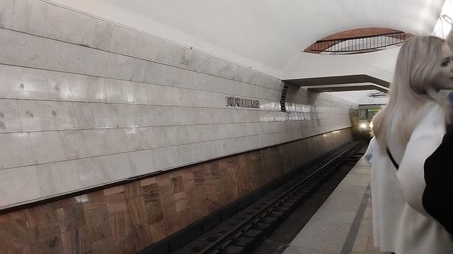 Поезд метро 81-740 (Ока) прибывает на станцию Боровицкая
