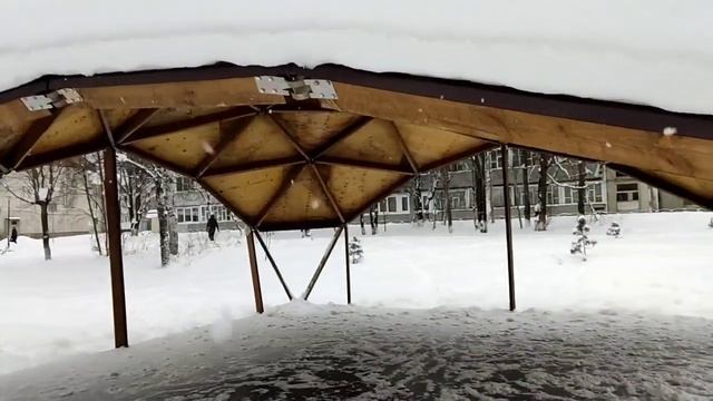 На кого из детей упадет этот навес в Байкальске*