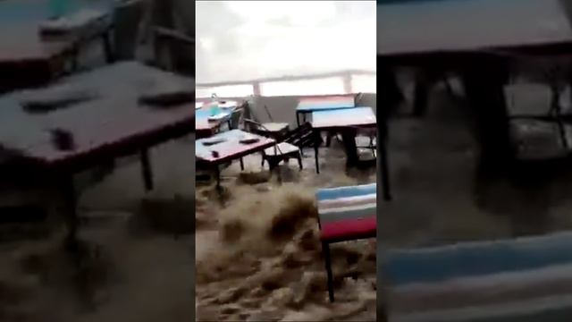 Огромная волна врывается в испанский ресторан