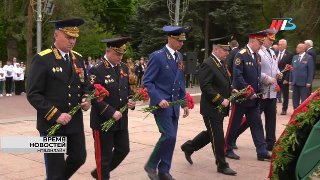 В Волгограде на Аллее Героев почтили память защитников Родины