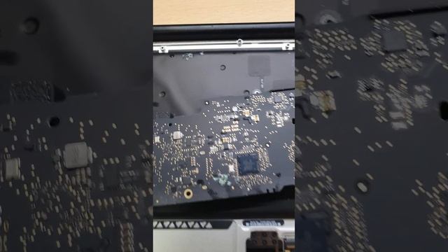 Новая цивилизация из сладкого чая на плате MacBook air, самая частая проблема) #apple #macbook