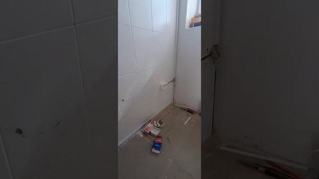 Кабель канал на плитку