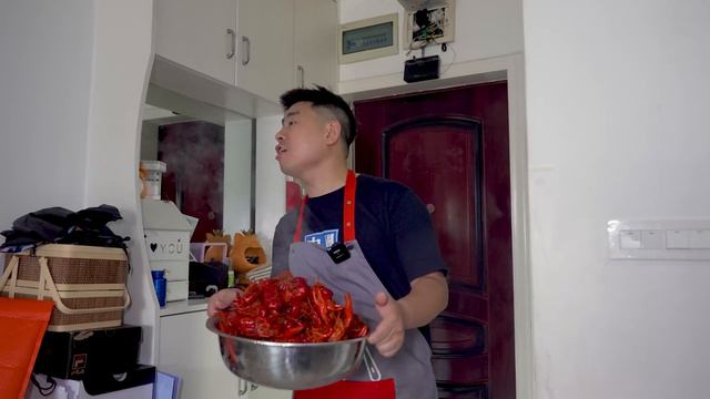 【超小厨】10斤麻辣小龙虾，配加辣加臭螺蛳粉一碗嗦，辣的直冒汗过瘾！