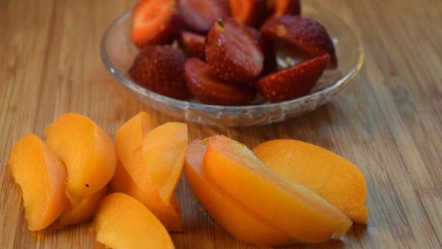 Творожный десерт с клубникой и абрикосами