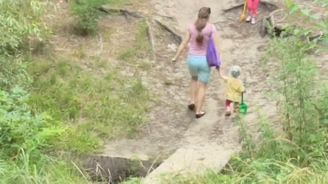 Активные игры с детьми, ищем клад пирата, много золотых монет.Active games with children