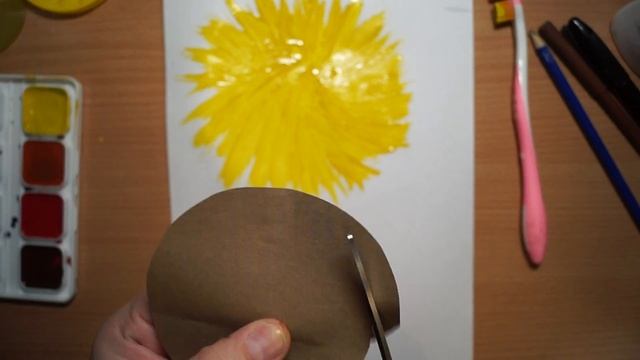 Рисуем зубной щёткой подсолнух.