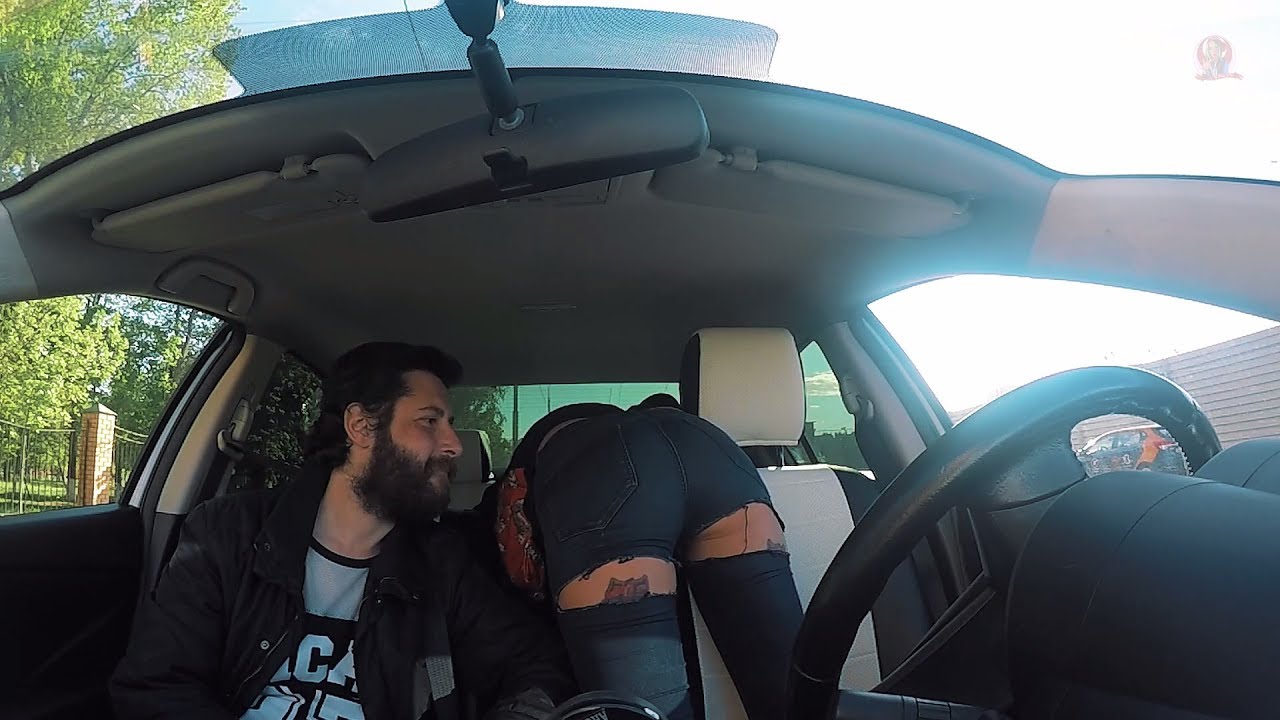 Темнокожая пассажирка в машине ебется с водителем