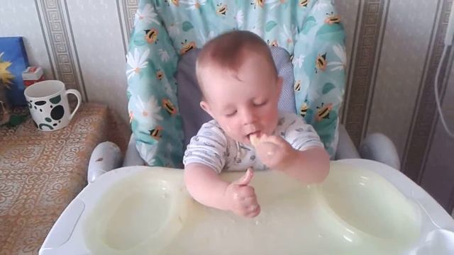 малыш кушает фрукты, класс