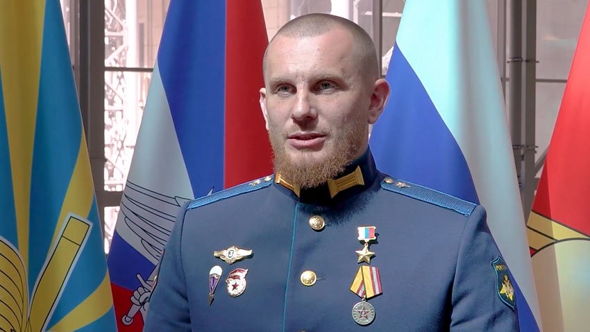 Солдат Сергей Тринадцатый принял командование на себя в тяжелейшем бою