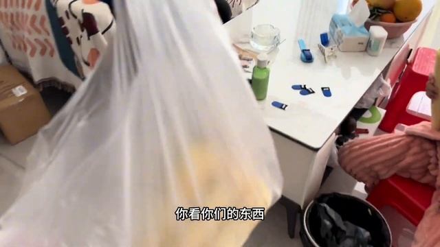 小何带猪妹妹去菜市场买菜，兄妹俩渐渐的长大了，贴心的帮提东西