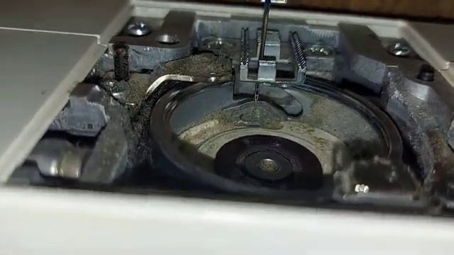 Швейная машина пропускает стежки, регулировка челночного механизма