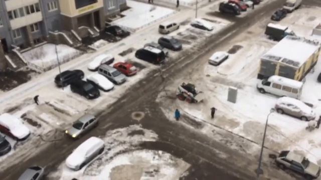 Уборка снега во дворе  Красносельского района 18 января 2017