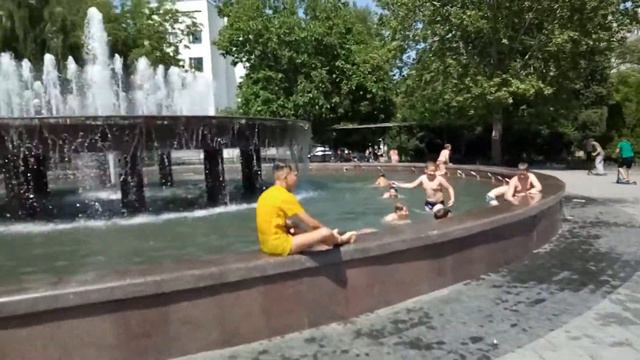 У фонтана