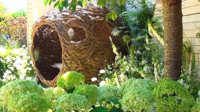 арт-гнездо в монохромном саду