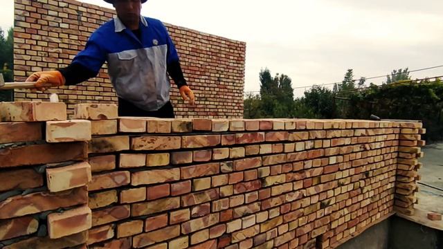 Чёрный кладка сами бистро мастери.   Бу усталар жуда тез ишлар экан.