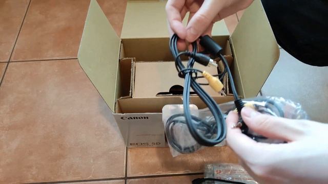 Unboxing Canon EOS 5D Classic in 2021 | 4K