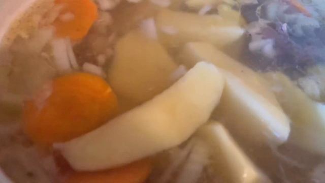 Мясной суп,соус.