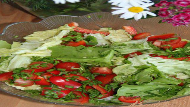 Салат из свежих овощей с острой пармезановой заправкой