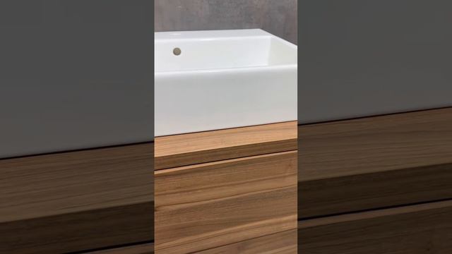 Тумба с накладной раковиной для ванной комнаты на заказ с открытыми нишами от мебельдляванн.рф