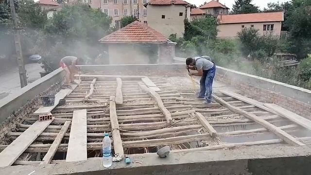Разваляне на каратаван на стара къща.