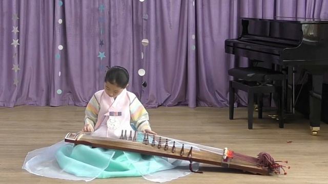 Исполнение музыкального произведения на корейском традиционном инструменте каягым
