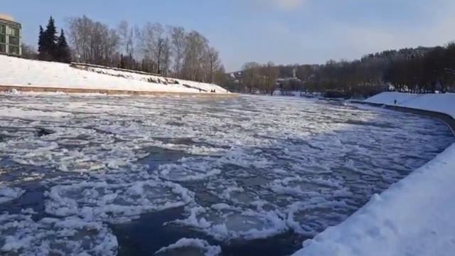 Замерзающая река и пеизажи