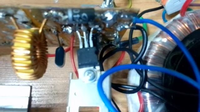 Тесла качер с АМ 50 Гц на транзисторе 13005 на одном радиаторе с защитным сдвоенным диодом 16F020C