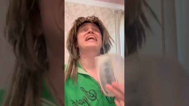 Не матюкайтесь при маме?