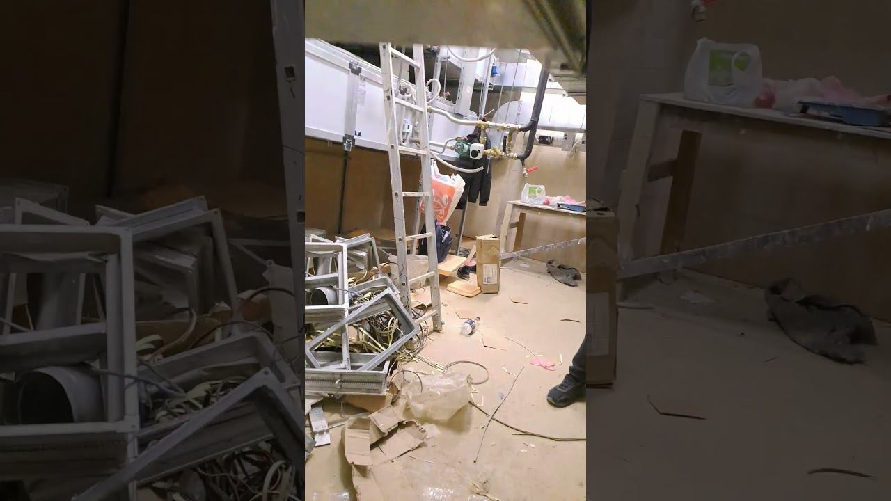 Здесь живут Хоббиты или гномики. А если серьёзно, то это вент.камера.