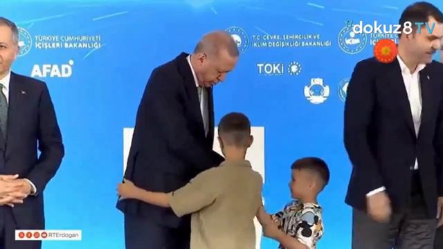 Эрдоган дал "леща" мальчику, который не поцеловал ему руку на церемонии в Ризе.