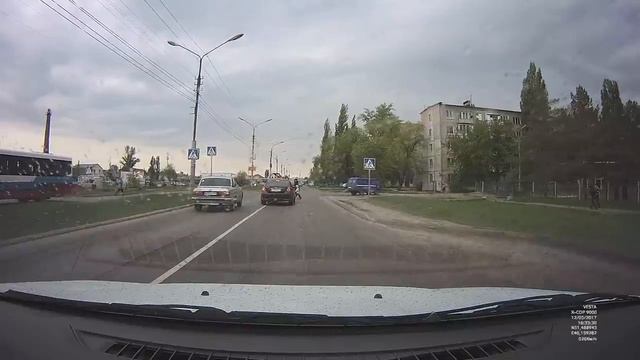 МАШИНА ПРИКРЫВАЕТ НА ПЕРЕХОДЕ ЖЕНЩИНУ И РЕБЕНКА~СПАС ПЕШЕХОДОВ
