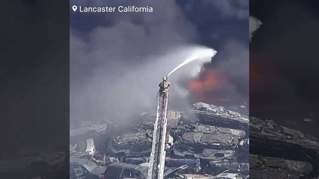 В Ланкастере, штат Калифорния, был издан приказ о самоизоляции из-за сильного пожара, на свалке