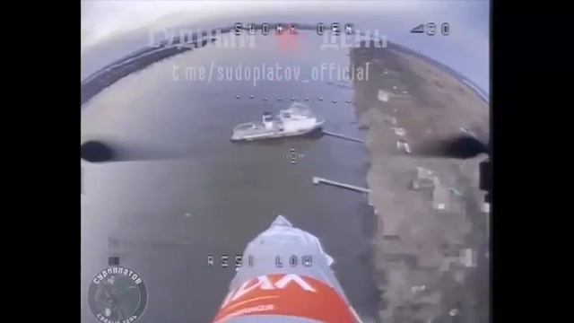 ВС РФ поразили FPV-дроном большой линейный вражеский буксир ВСУ класса "река-море" на Днепре
