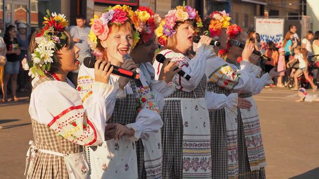 Волшебное пение девушек на празднике -День российского флага 2019.