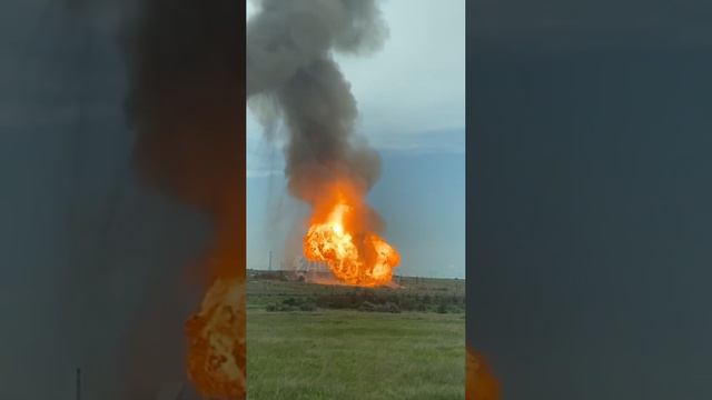Крупный пожар начался после взрыва на газопроводе под Саратовом