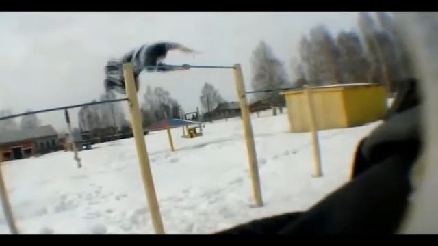 Турник- лёт с поворотом на 90 и сальто назад в соскок
