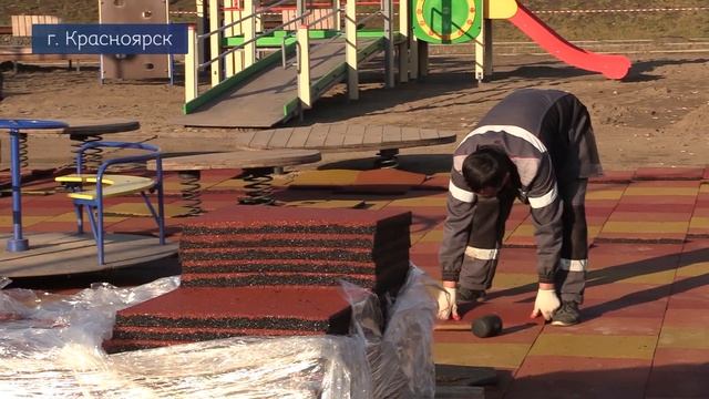 На детских площадках в парке Красноярска начали укладывать прорезиненное покрытие