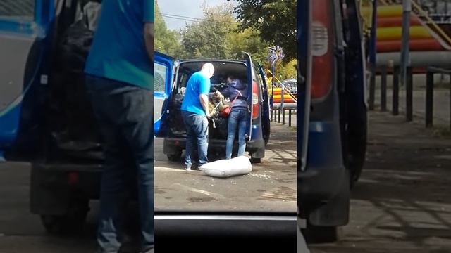 Как издеваются над животными в контактном зоопарке Измайловский парк.