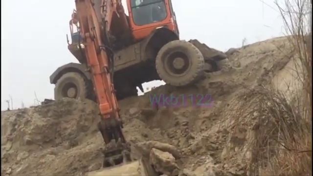 The Doosan excavator machine escaped falling into a very deep ditch in a very dangerous place