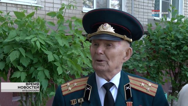 Участник Великой Отечественной войны Александр Колотушкин принимает поздравления в Волгограде