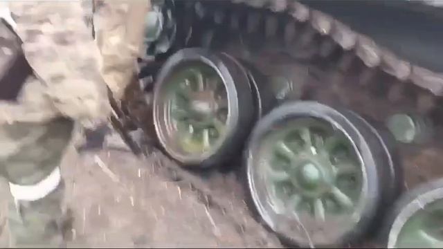 На Артемовском направлении наши бойцы затрофеили Т-72АВ ВСУ с минным тралом КМТ-6.ю