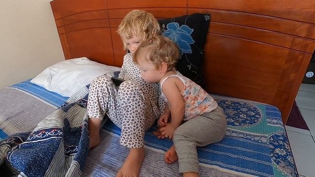 Просто из личного. Алена и Даша по утру смотрят мультики. Дананг, Вьетнам (Da Nang, Vietnam)
