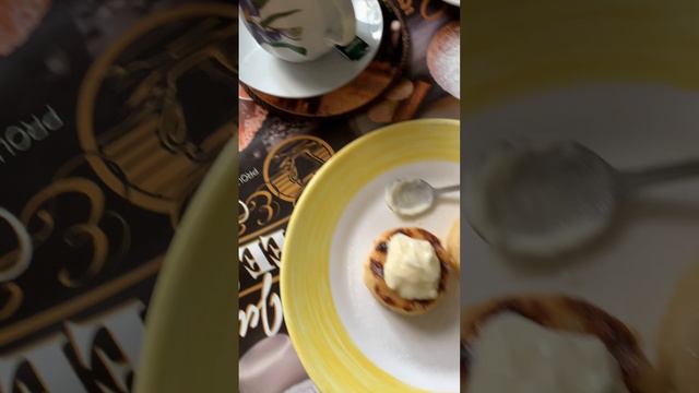 Сырники со сметаной и с сахаром,чай#еда #едимдома #едимвкусно #лайф #блоггер #лайфстайл #завтракдома