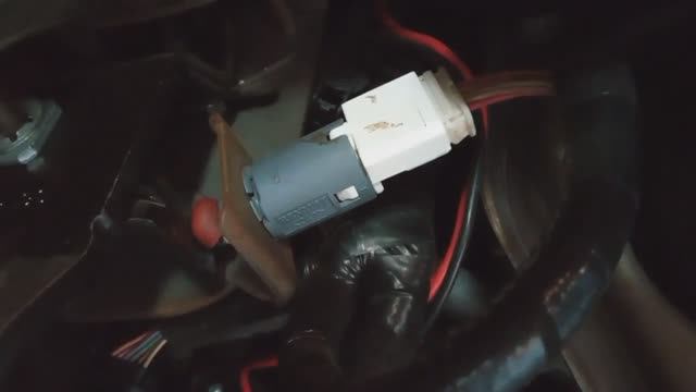 Замена датчика стоп-сигнала (лягушки) на рено Меган 2..mp4