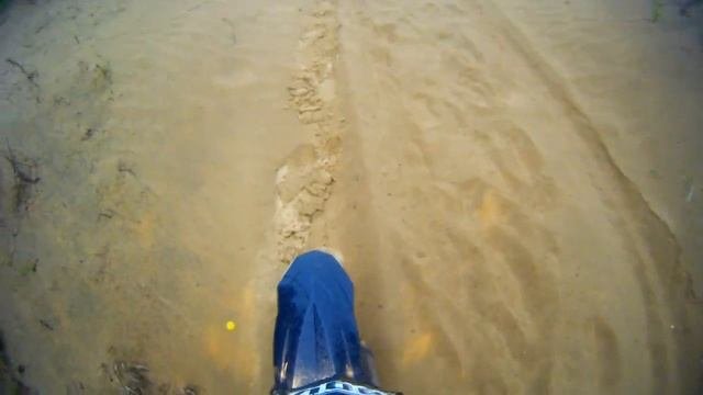 Полазал по песчаному карьеру на мотоцикле.