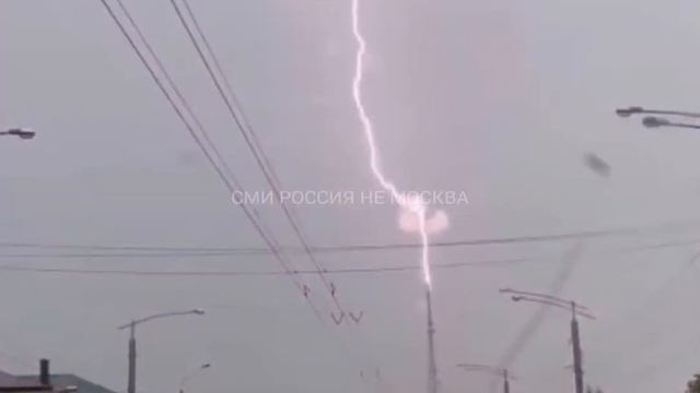 Молния ударила прямо в телевышку в Иркутске. Эффектные кадры сняли очевидцы.