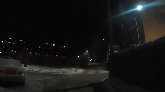 Наши вечерние прогулки. Елка во дворе.